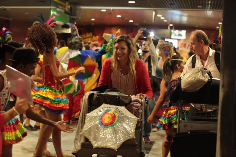 Turistas são recebidos com ''flashmob da folia'' no Aeroporto Internacional do Recife