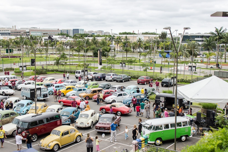 Carros antigos invadem a Barra da Tijuca neste domingo