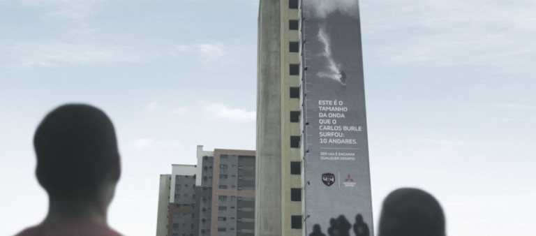 Mitsubishi Motors reproduz maior onda surfada por Carlos Burle