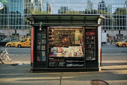 Banca de Jornal só com Fake News é instalada em Nova York