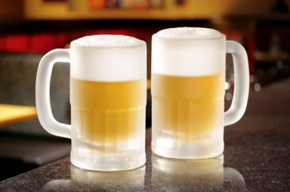 Outback presenteia clientes com suas famosas canecas de chopp