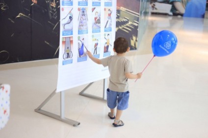 Ação no Canoas Shopping orienta crianças sobre uso seguro de escadas rolantes e elevadores