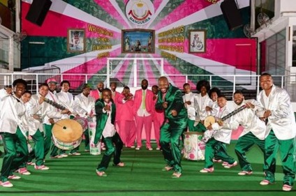 Bateria da Mangueira faz esquenta no Jardim Guadalupe Bateria da Mangueira faz esquenta no Jardim Guadalupe