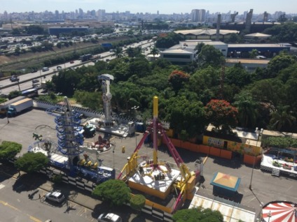 Shopping D recebe parque de diversões com brinquedos
