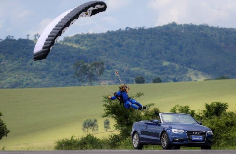 Goodyear usa paraquedista em campanha on-line