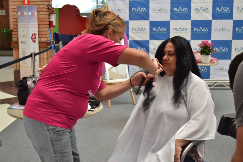 Plaza Shopping Itu realiza corte de cabelo solidário