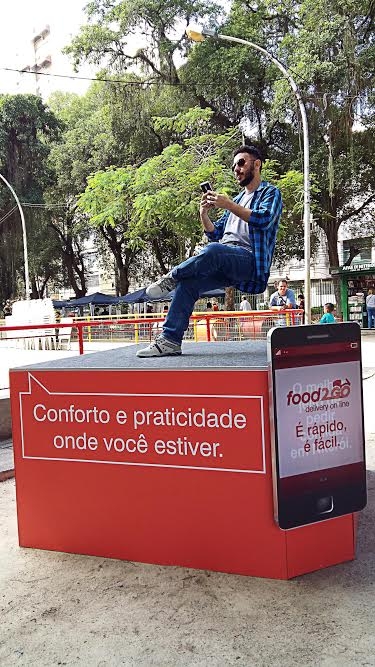 Aplicativo de delivery de restaurante faz homem flutuar