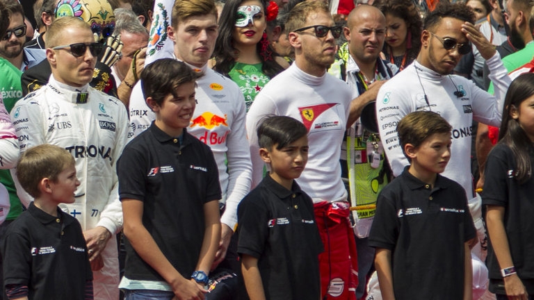 F1 troca grid girls por grid kids