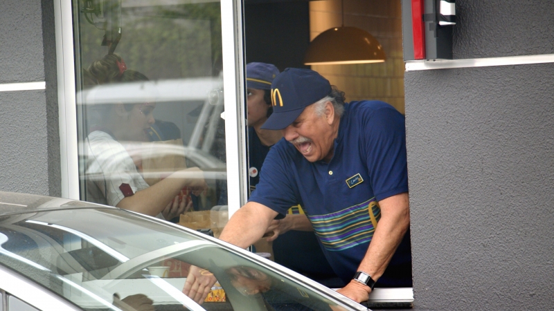 Marcio Canuto surpreende clientes do McDonald’s