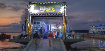 Chevrolet transforma balsa em concessionária itinerante