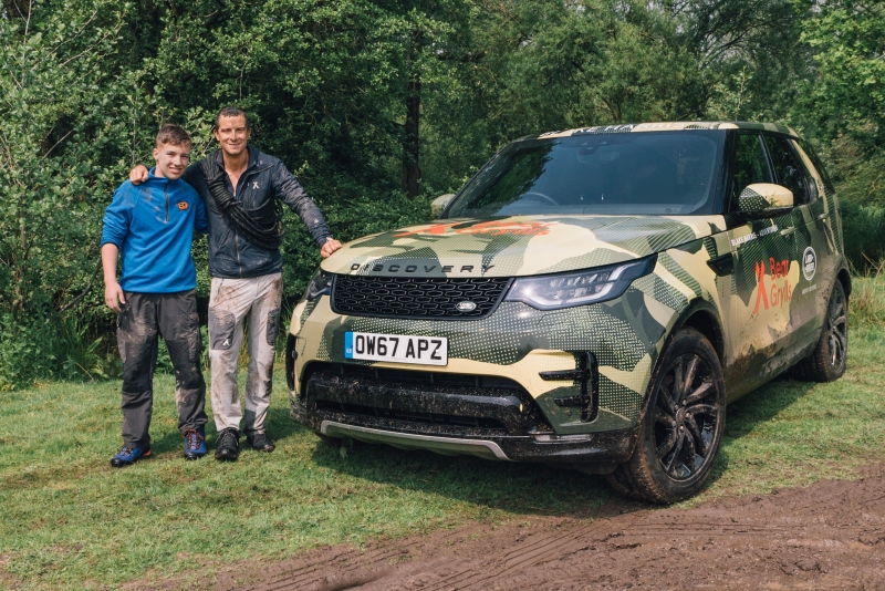 Land Rover homenageia o aventureiro Bear Grylls