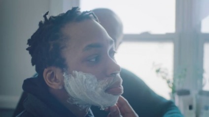 Gillette mostra trans fazendo barba com apoio do pai