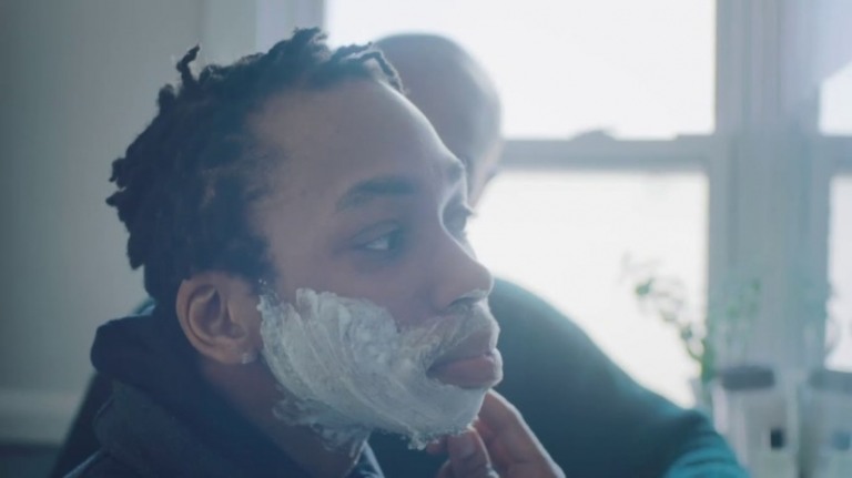 Gillette mostra trans fazendo barba com apoio do pai