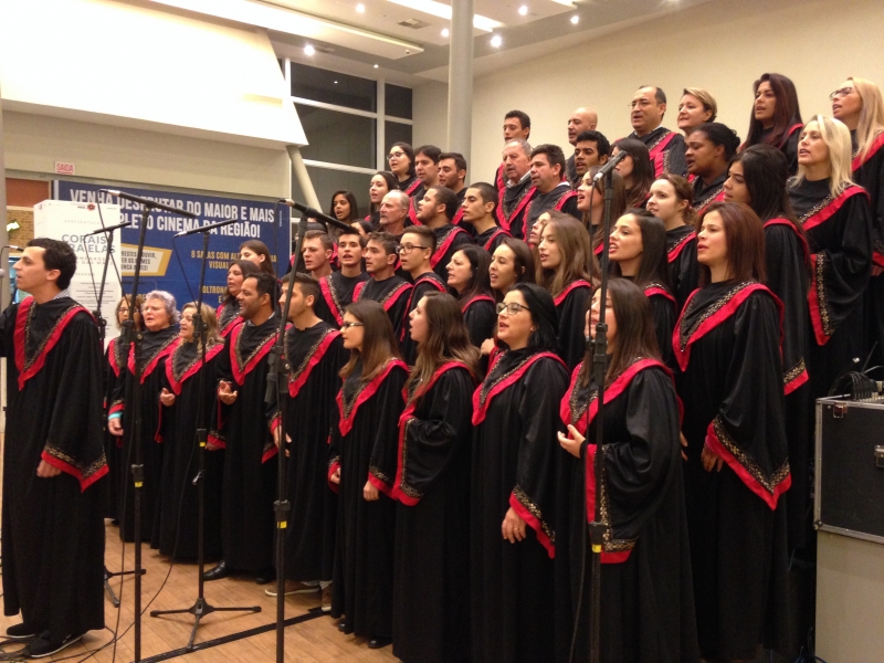 Corais fazem homenagem às mães no Continente Shopping