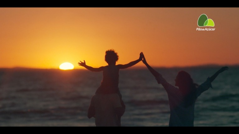 Nova campanha do Pão de Açúcar mostra como "É simples ser feliz"