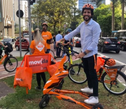 Movida distribui 2000 capacetes para ciclistas na Faria Lima