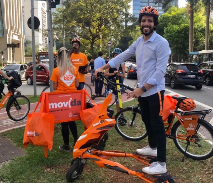 Movida distribui 2000 capacetes para ciclistas na Faria Lima