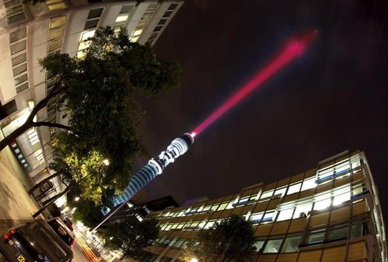 Torre vira sabre de laser em Londres