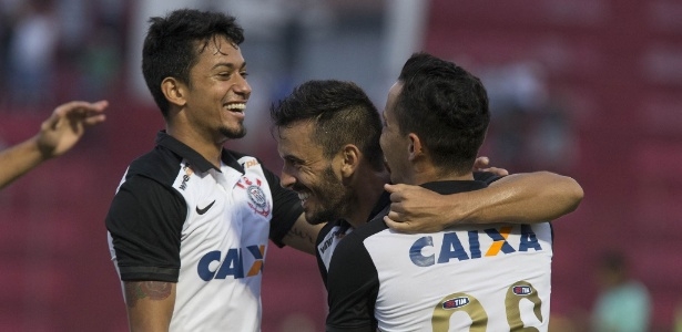 Corinthians terceiriza parte da camisa. Entenda mais o acordo de R$ 30 mi Corinthians terceiriza parte da camisa. Entenda mais o acordo de R$ 30 mi