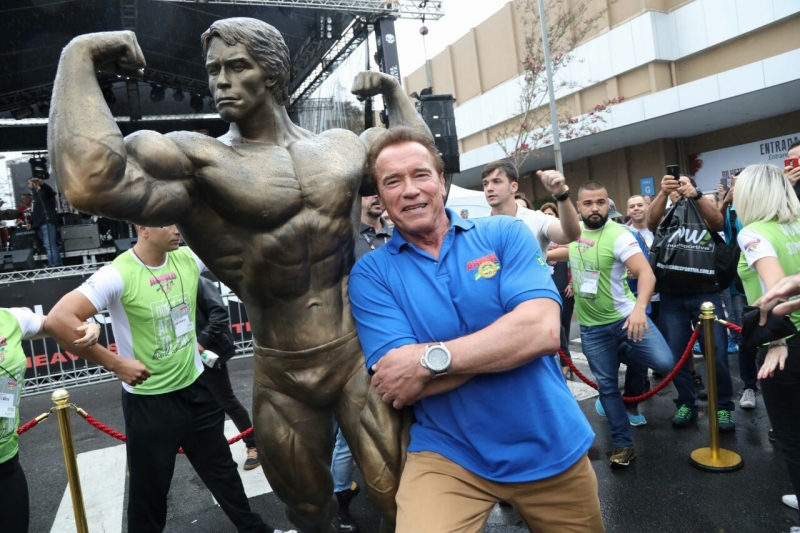 Estátua de Schwarzenegger chega ao Largo da Batata neste sábado