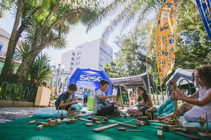 Eu Amo a Praça e Feira Viva a Cidade arrecadam brinquedos para o Dia das Crianças