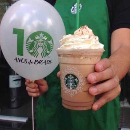 Starbucks celebra aniversário distribuindo café e comidinhas de graça