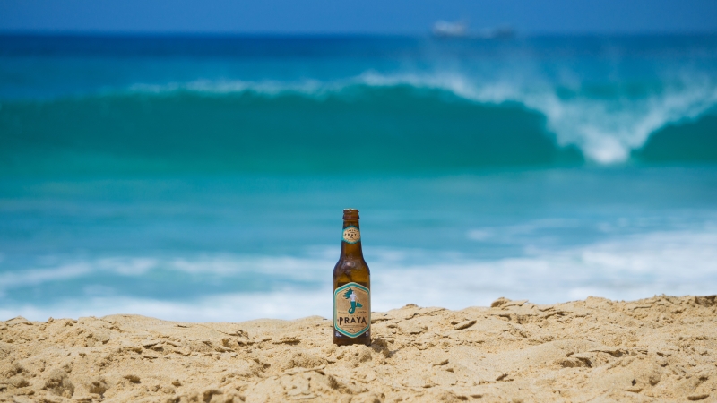 Cerveja Praya leva barco de surfe às Ilhas Mentawai