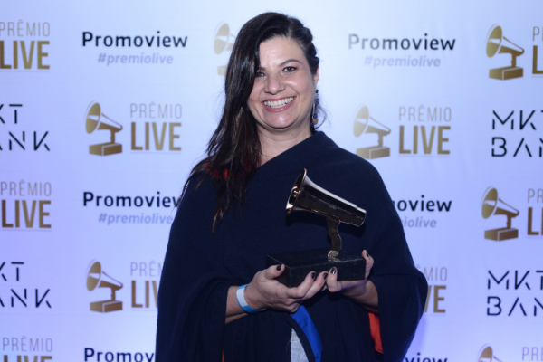 Flávia Mantovanini é a vencedora na categoria 'Atendimento do Ano' no Prêmio Live