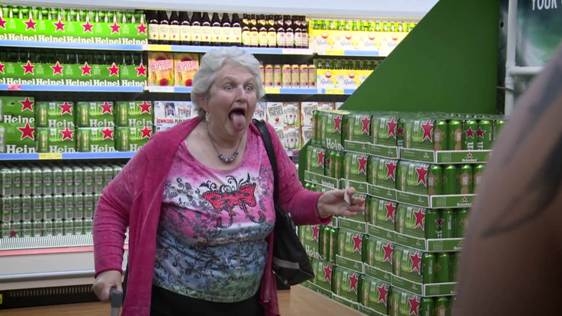 Heineken surpreende clientes em supermercado do Reino Unido Heineken surpreende clientes em supermercado do Reino Unido