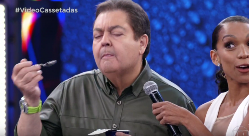 Faustão prova iogurte Vigor ao vivo em ativação da DM9