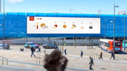 Outdoor do McDonald’s exibe previsão do tempo