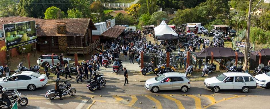 Evento de cultura custom com exposição de motos customizadas