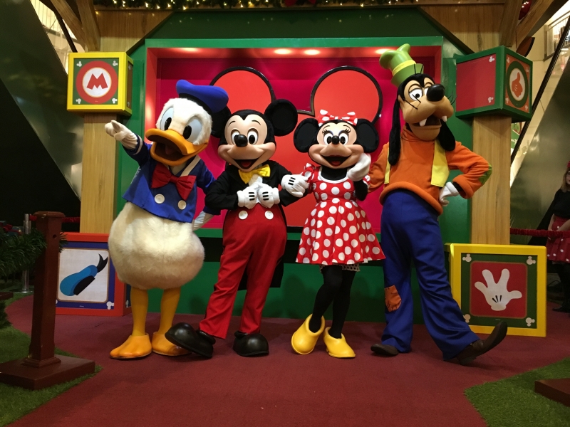 Personagens oficiais da Disney encantam o Natal do Goiânia Shopping