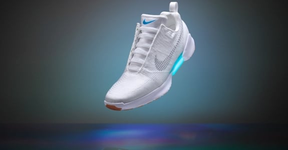Nike inicia venda no Brasil do tênis que amarra sozinho