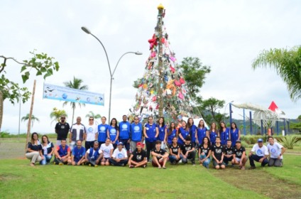 Árvore de Natal feita de lixo alerta sobre a poluição no mar