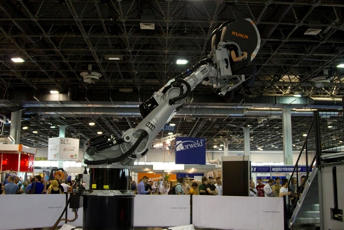 Robô interativo da Kuka é uma das atrações da Expomafe
