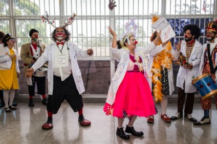 Doutores da Alegria apresentam "Conserto Natalino"