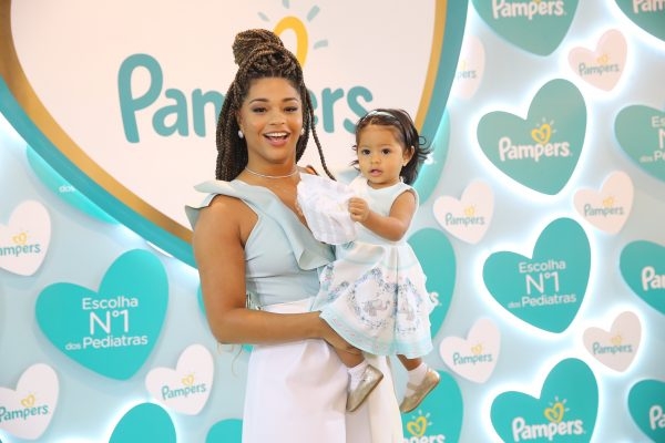 Pampers reúne famosos no lançamento de produto