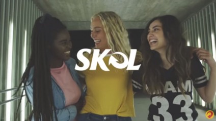Skol sobe ao palco e chama as 'minas'