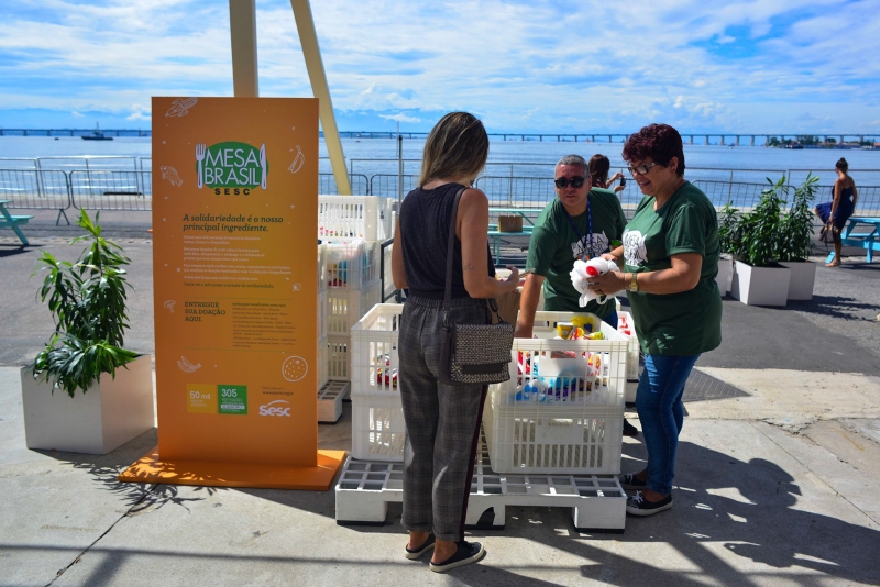 Mesa Brasil arrecada 1 tonelada de alimentos no 1º dia de Veste Rio