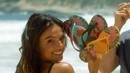 Isis Valverde vai à praia na campanha de verão Havaianas