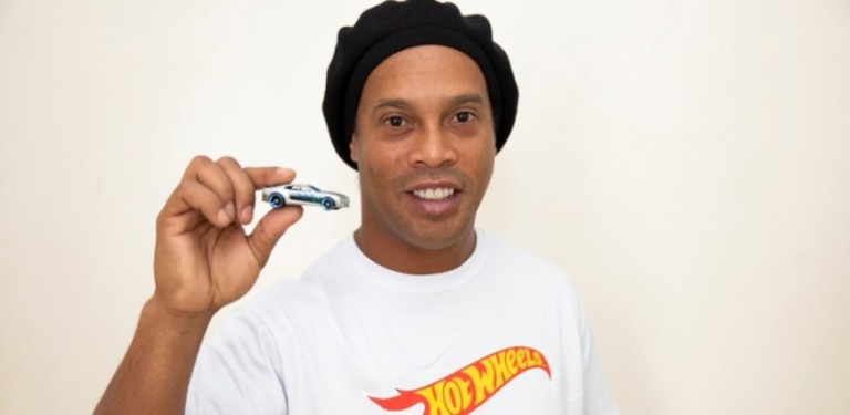 Hot Wheels circula pelas ruas de SP em parceria com a Uber e Ronaldinho Gaúcho