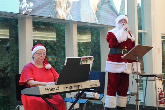  Papai Noel canta em português e alemão no Norte Shopping