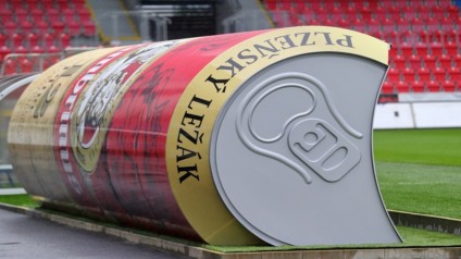 Lata de cerveja gigante vira banco de reservas na República Tcheca