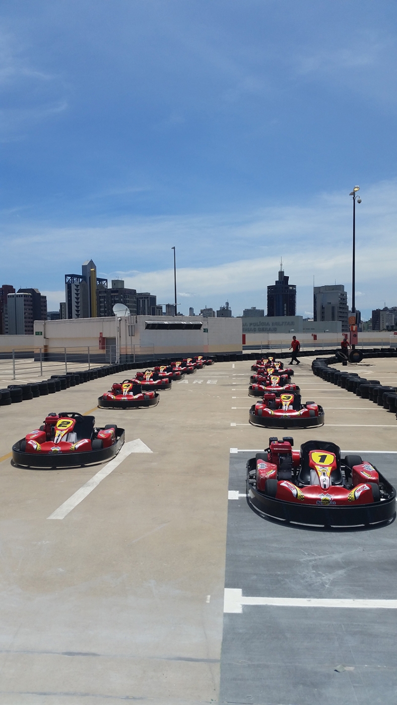 Diversão em alta velocidade na pista de kart do Boulevard Shopping