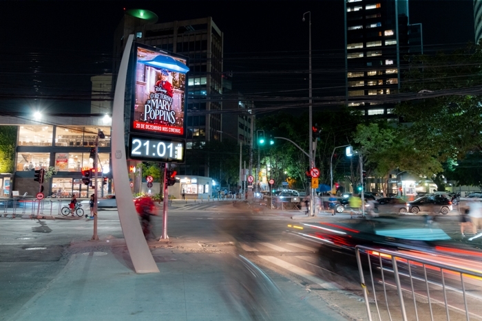 Relógios de SP ganham guarda-chuva 3D para ativar "Mary Poppins" Relógios de SP ganham guarda-chuva 3D para ativar "Mary Poppins"