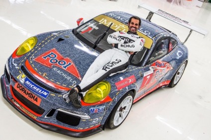Piloto da RCHLO Racing adota carro jeans em homenagem a Ayrton Senna
