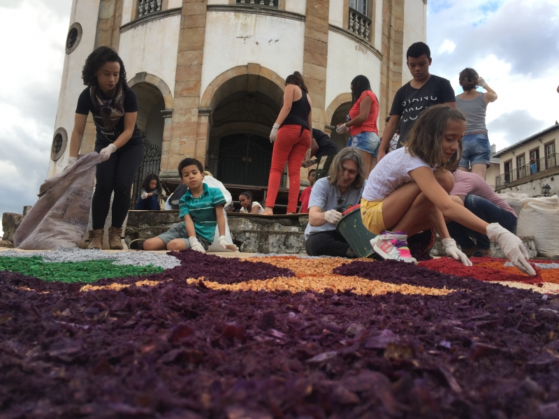 FAOP participa da montagem dos tapetes devocionais em Ouro Preto