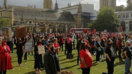 Profissionais de eventos fazem protesto em frente ao Parlamento Inglês