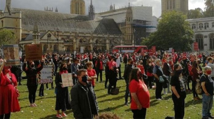 Profissionais de eventos fazem protesto em frente ao Parlamento Inglês